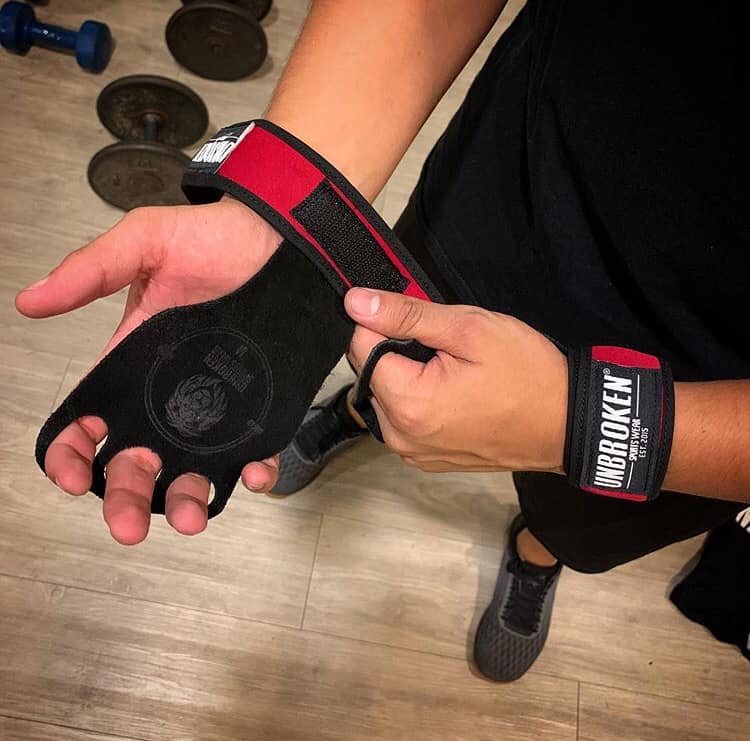 Beneficios de usar guantes o grips en tus entrenamientos